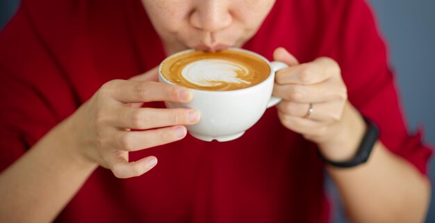 Closeup hand warme koffie drinken met werk ontspannen tijd