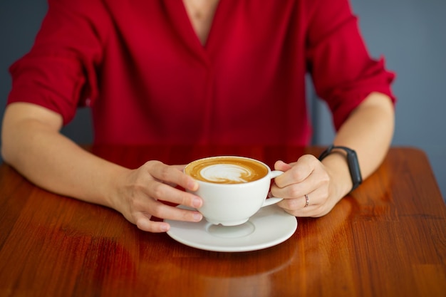 Closeup hand warme koffie drinken met werk ontspannen tijd