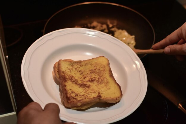 食べ物を持って食べる手のクローズアップ