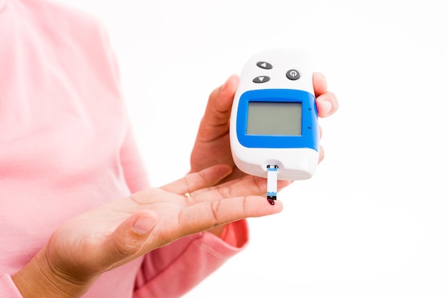 https://img.freepik.com/premium-photo/closeup-hands-woman-measur-glucose-test-level-check-with-blood-finger-by-glucometer_143683-2584.jpg