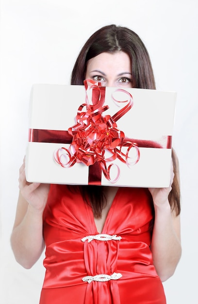 Крупным планом счастливая красивая женщина целует ей подарок