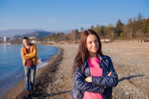 Primo piano della donna felice il giovane alla spiaggia di inverno