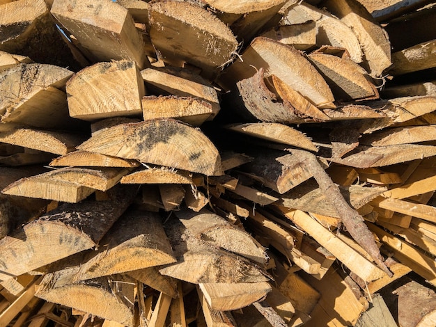 Photo closeup of heap of lumber planks