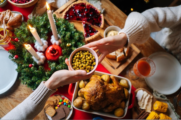 Photo closeup highangle view of unrecognizable young woman and man passing delicious food sitting at