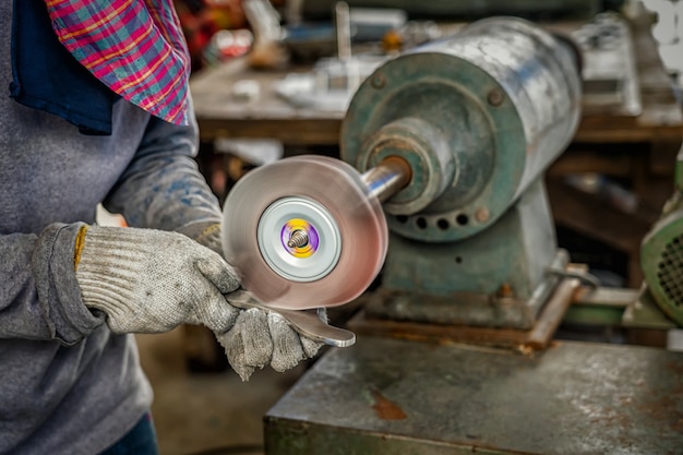 Closeup hoek Grinder hand houden en slijpen van de reserveonderdelen van metalen vistuig