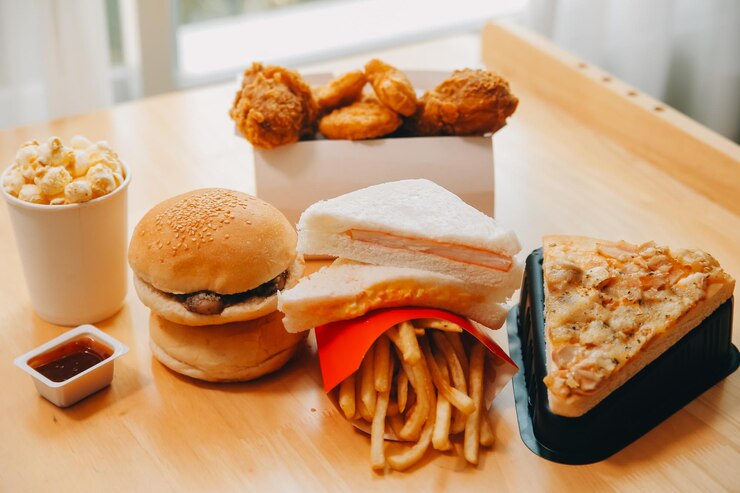 Photo 木製の背景に自家製のハンバーガーをクローズアップ