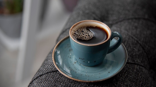 뜨거운 커피 또는 차 컵의 근접 촬영 자연 배경에서 뜨거운 세라믹 블루 커피 컵 뜨거운 커피 음료 개념