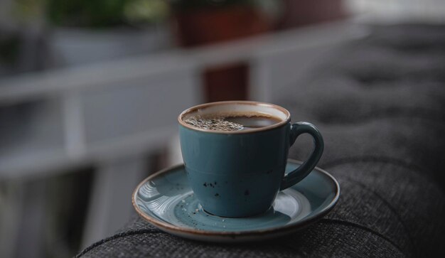 Photo closeup of hot coffee or tea cup hot ceramic blue coffee cup in nature background hot coffee drink concept