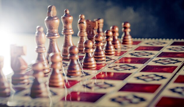 Closeup houten figuren op schaakbord