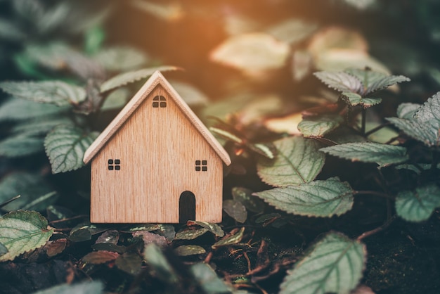 Closeup houten model huis op gras achtergrond