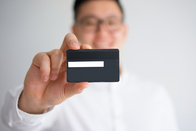 Макрофотография человеческой руки Холдинг кредитной карты