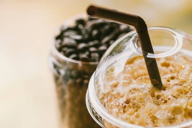 Caffè di ghiaccio del primo piano con la bevanda più popolare di estate del latte in tailandia.