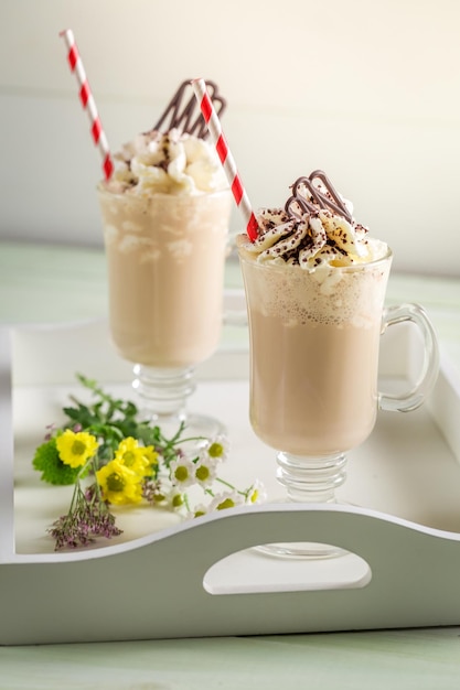 ホイップ クリームとチョコレートのアイス コーヒーのクローズ アップ