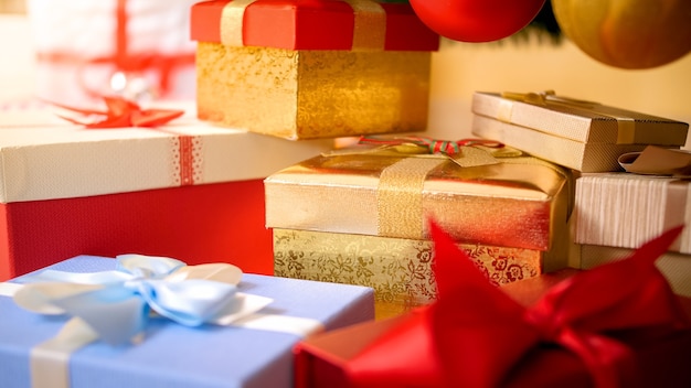 선물 및 선물 상자에 화려한 리본의 근접 촬영 이미지. 휴일이나 축하를 위한 완벽한 추상적 배경