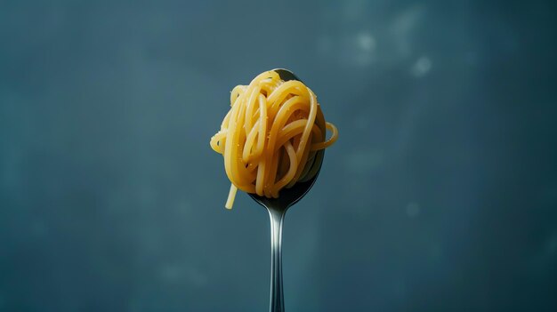 Photo a closeup image of a fork twirling spaghetti against a dark background the spaghetti is perfectly twirled around the fork and is ready to be eaten