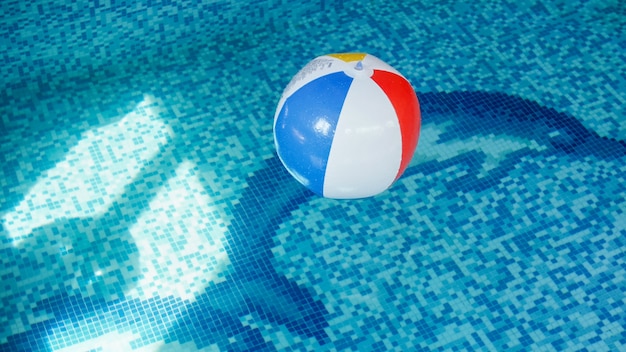 Immagine del primo piano del pallone da spiaggia gonfiabile in piscina. immagine perfetta per illustrare le vacanze estive al mare in vacanza