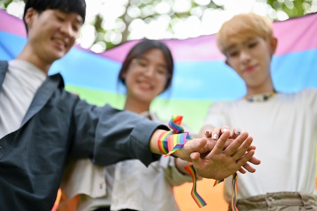 사진 다양한 젊은 아시아 친구들이 lgbt 팔찌와 함께 손을 잡고 있는 클로즈업 이미지