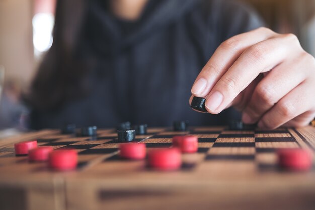 Foto immagine del primo piano di persone che giocano e pedine mobili in una scacchiera