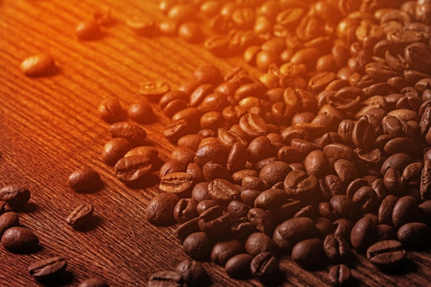 Близкий взгляд на обжаренные кофейные зерна