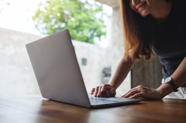 Immagine del primo piano di una giovane donna che utilizza e lavora al computer portatile