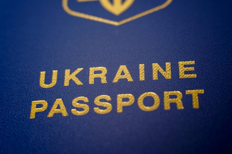 Крупным планом надпись Украинский паспорт избирательный фокус Бумажный паспорт гражданина Украины