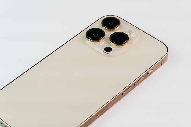 흰색 배경에 격리된 iPhone 14 Pro Gold의 근접 촬영 3개의 카메라가 선택적 초점 기능