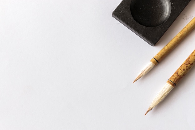 Photo closeup japan traditional writing brush on table. top view and over light