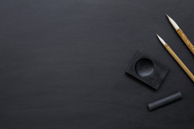 Closeup Japan traditionele schrijven penseel op zwarte tafel.