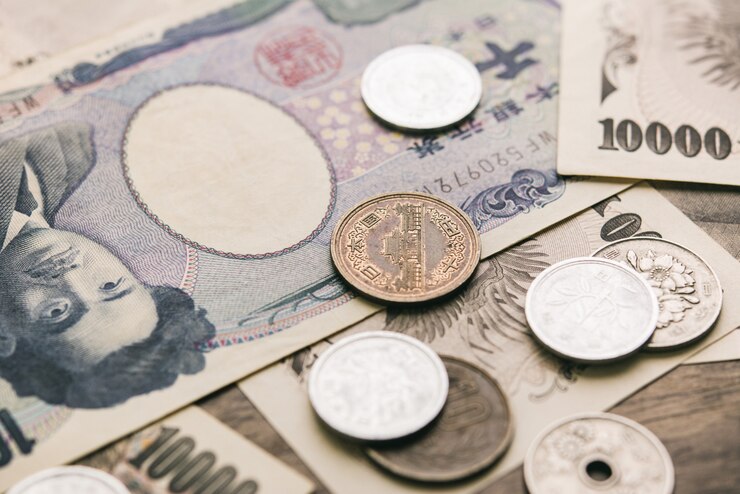 Photo テーブルの上の日本円の紙幣と硬貨のクローズアップ