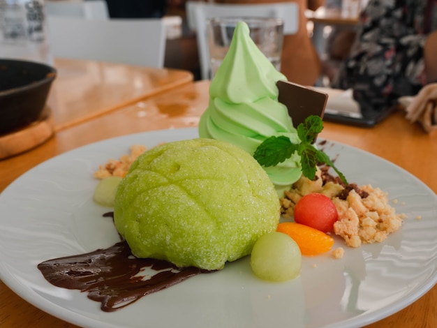 Closeup Japanse stijl groen Mellon brood met zachte room en chocoladesaus op tafel, zoet dessert