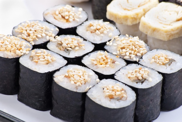 Closeup Japanse sushi op een witte plaat