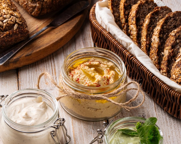 Foto primo piano su un barattolo di appetitoso hummus diffuso