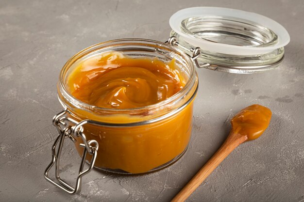 dulce de leche 라틴 아메리카의 Dulce de leche 전통 과자로 가득 찬 항아리 클로즈업