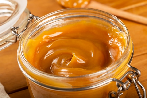 Крупный план банки, полной традиционных сладостей dulce de leche Dulce de leche в Латинской Америке