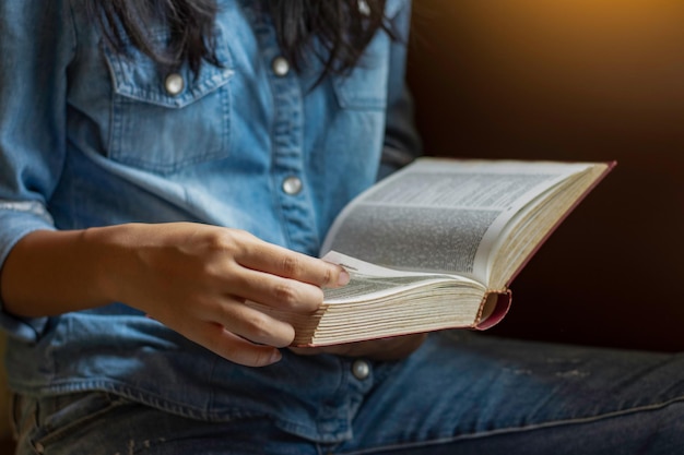 Closeup jonge vrouw leesboek