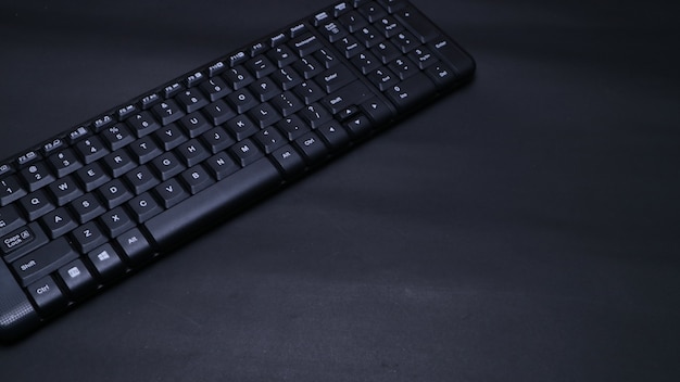 黒の平らな背景のクローズアップキーボード