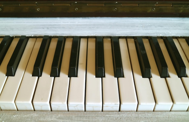 Primo piano della tastiera di un pianoforte verticale