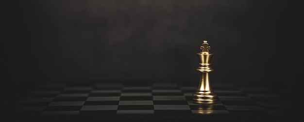 チームプレーヤーまたはビジネスチームのチェス盤の概念とリーダーシップ戦略および人的資源組織管理に立っているクローズアップキングチェス