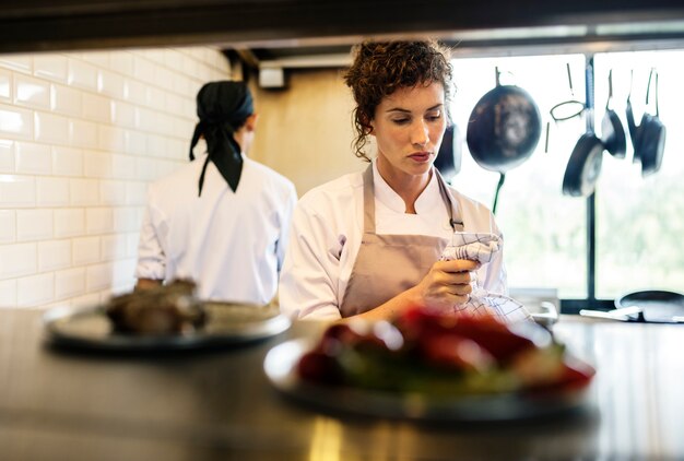 Il primo piano del personale della cucina prepara gli ingredienti di cottura