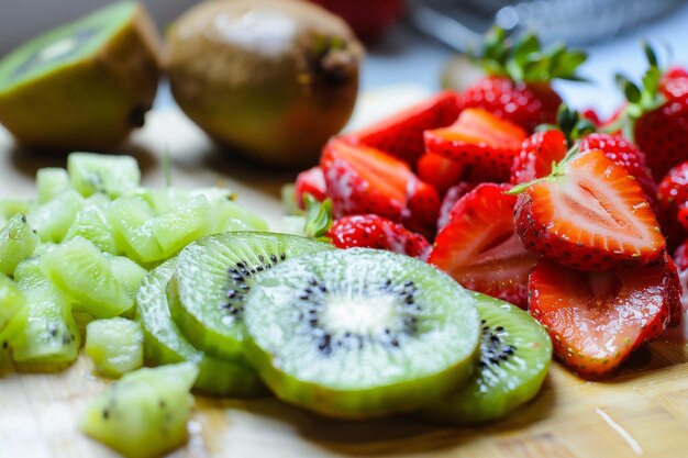 Photo closeup of kiwi strawberries on cutting board for smoothies