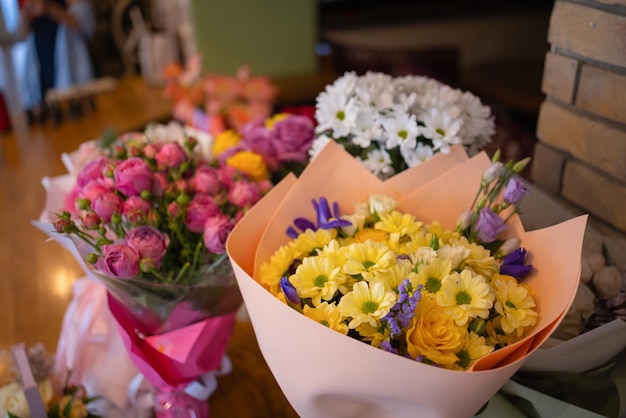 Closeup kleurrijk lenteboeket met veel verschillende bloemen gelei