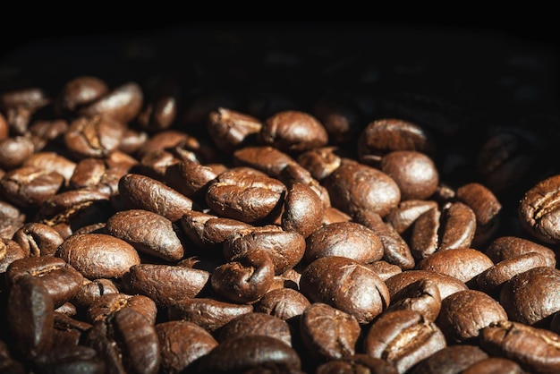 Closeup koffiebonen op zwarte achtergrond Gebrande koffiebonen