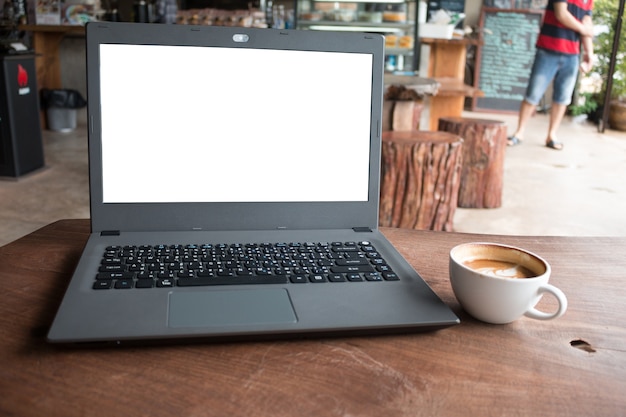 Closeup di computer labtop con esposizione in bianco nel negozio di caffè concetto fatto imboccare prodotto