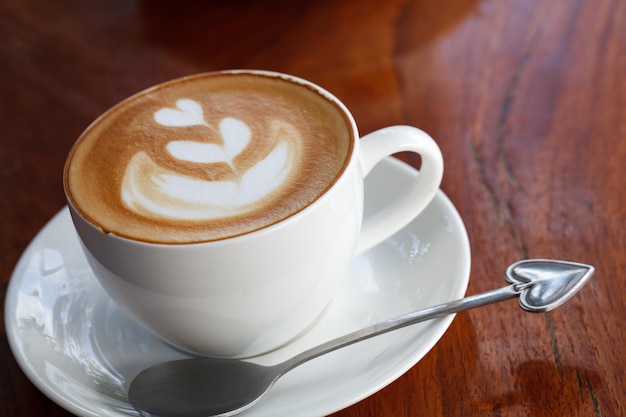 Closeup latte art koffie op hout achtergrondxA