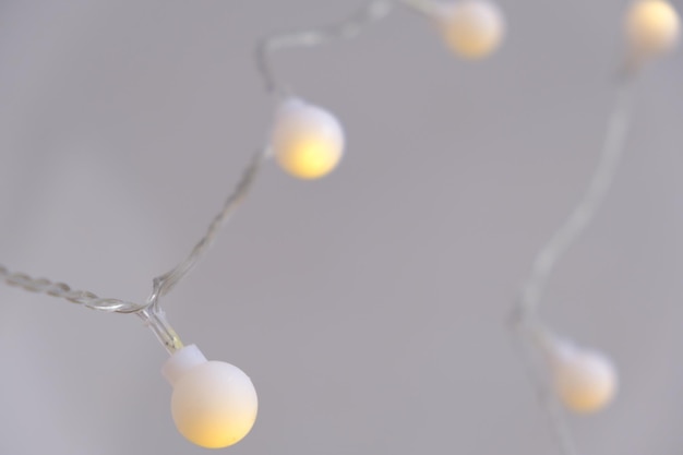 Closeup lichte ketting decoratie feestelijke lichten slinger gloeilampen op string draad selectieve focus