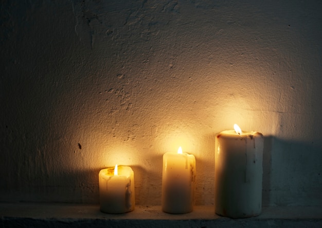 Photo closeup of lighted candles in the dark