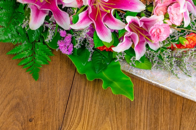 Closeup Lilly bloemboeket op houten tafel