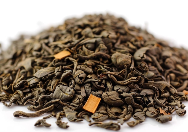 Близкий взгляд на чай из свободных листьев с кусочками корицы