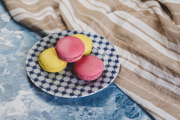 Foto primo piano di torte di macarons di diversi colori