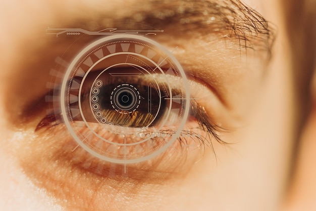 시각 효과가 있는 남성 눈의 근접 촬영 인간의 눈에 이식된 센서의 개념 비즈니스 컴퓨터 사이버 공간
